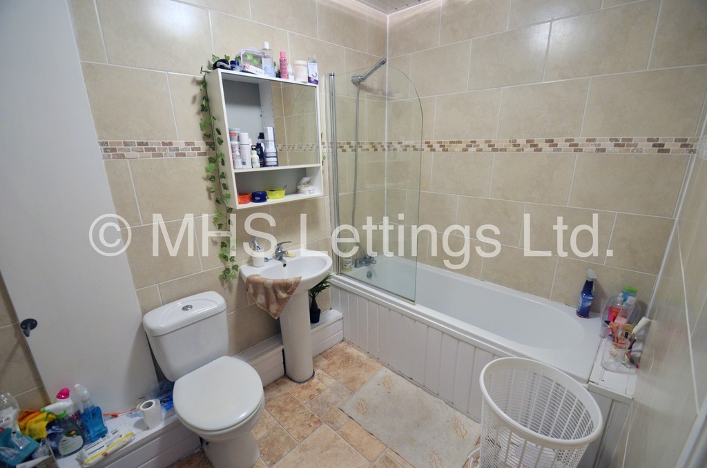 Photo of 2 Bedroom Mid Terraced House in 14 Harold Place, Leeds, LS6 1PQ