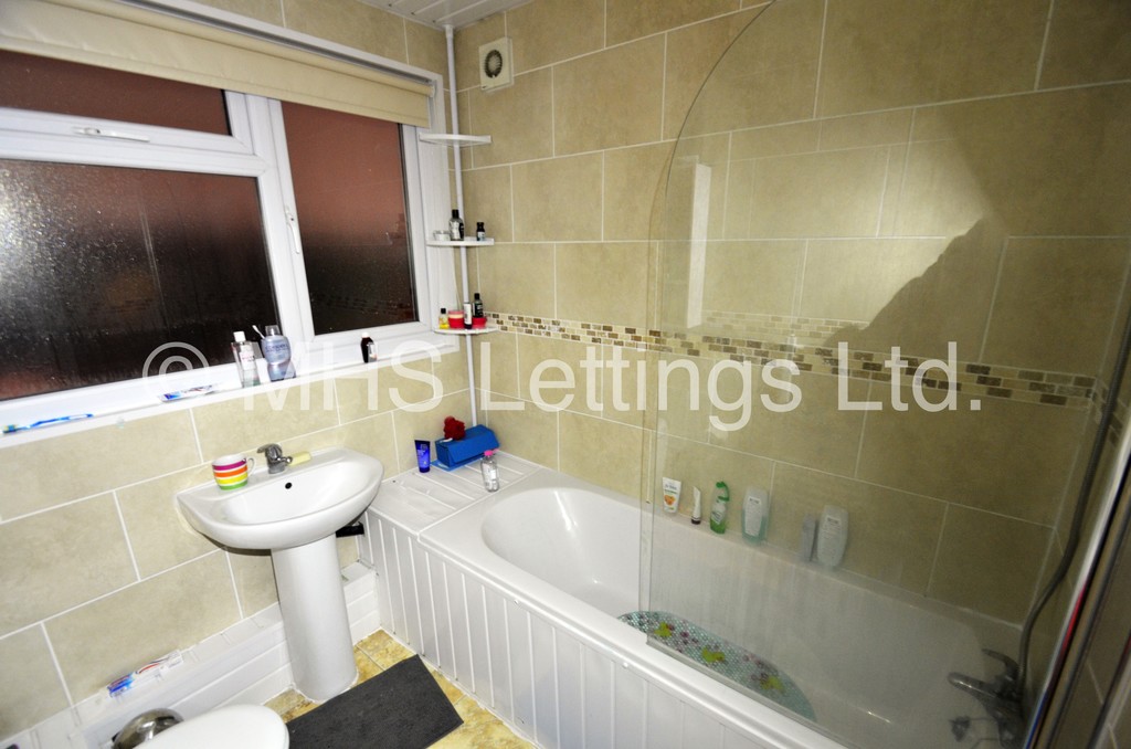 Photo of 2 Bedroom Mid Terraced House in 14 Harold Place, Leeds, LS6 1PQ