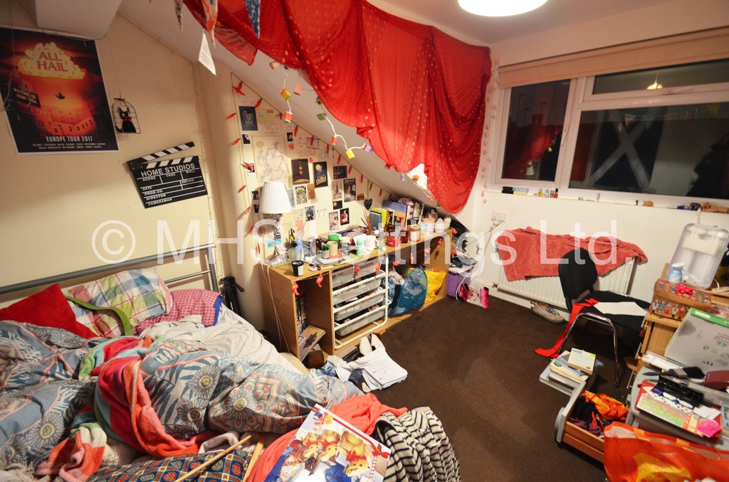 Photo of 2 Bedroom Mid Terraced House in 14 Harold Place, Leeds, LS6 1PQ