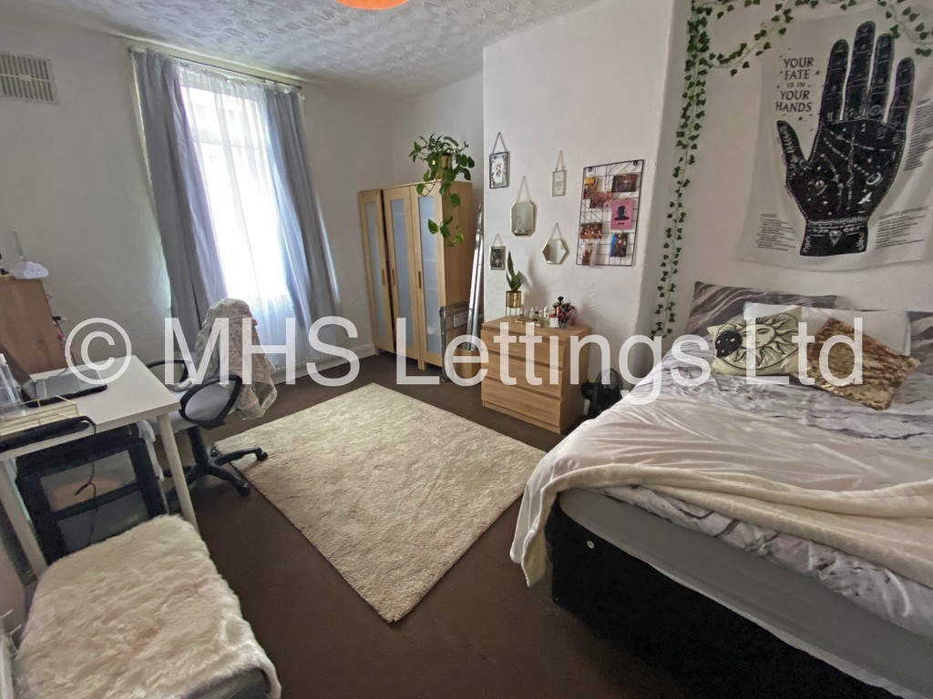 Photo of 6 Bedroom Mid Terraced House in 27 Royal Park Terrace, Leeds, LS6 1EX