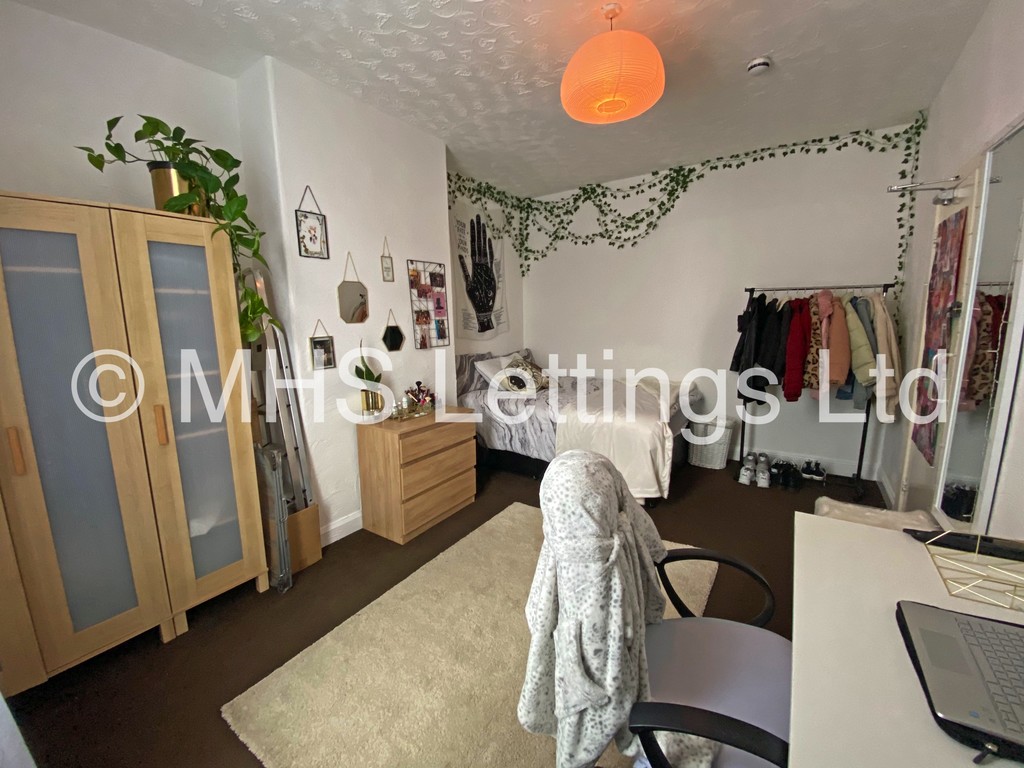 Photo of 6 Bedroom Mid Terraced House in 27 Royal Park Terrace, Leeds, LS6 1EX
