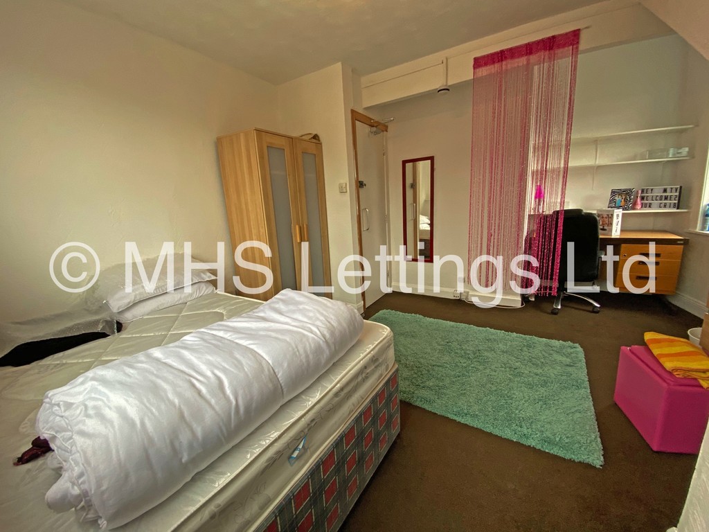 Photo of 6 Bedroom Mid Terraced House in 27 Royal Park Terrace, Leeds, LS6 1EX