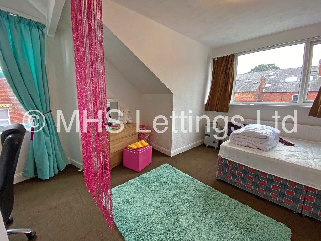 Photo of 6 Bedroom Mid Terraced House in 27 Royal Park Terrace, Leeds, LS6 1EX