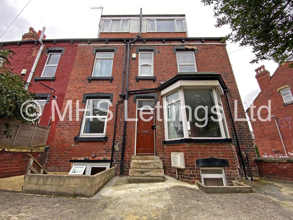 Photo of 6 Bedroom Mid Terraced House in 27 Royal Park Terrace, Leeds, LS6 1EX