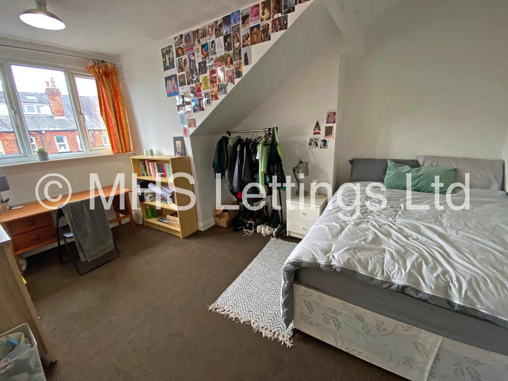 Photo of 6 Bedroom Mid Terraced House in 27 Royal Park Terrace, Leeds, LS6 1EX