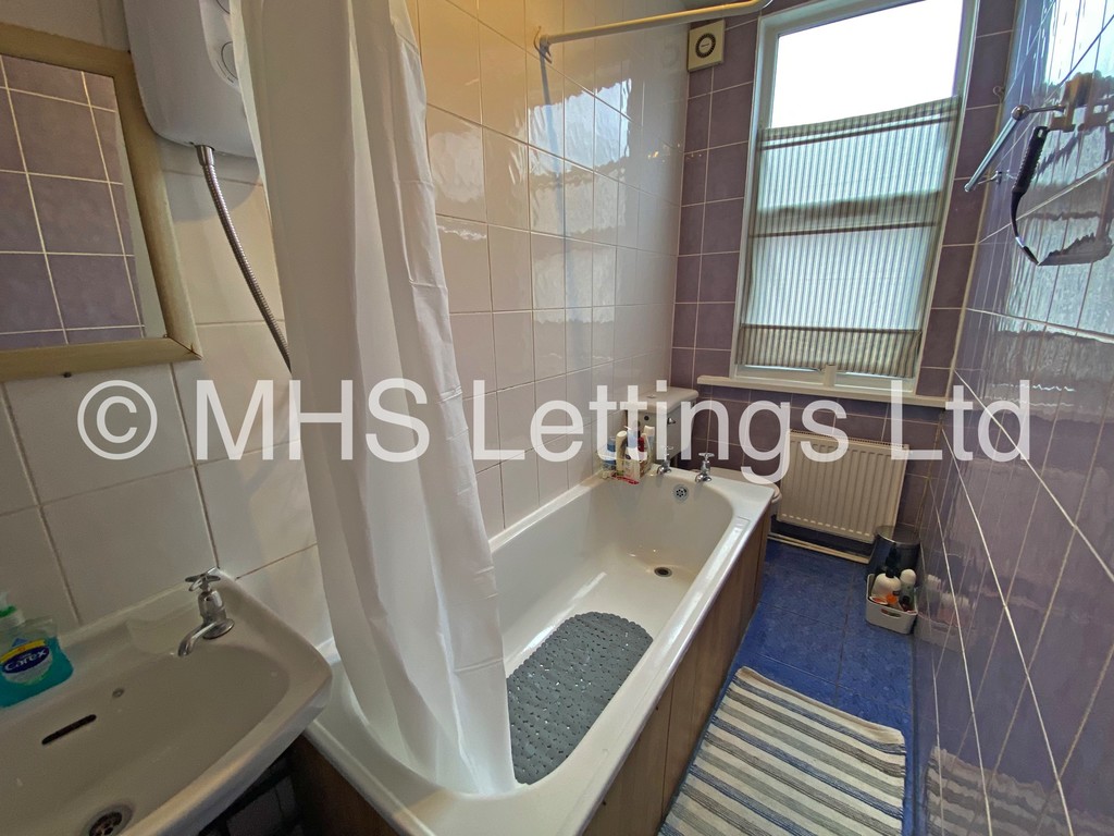 Photo of 6 Bedroom Mid Terraced House in 27 Royal Park Terrace, Leeds, LS6 1EX