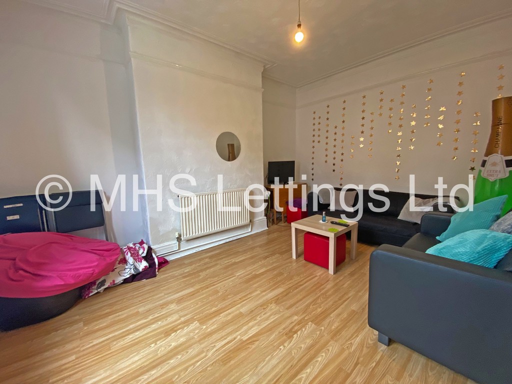 Photo of 6 Bedroom Mid Terraced House in 27 Royal Park Terrace, Leeds, LS6 1EX