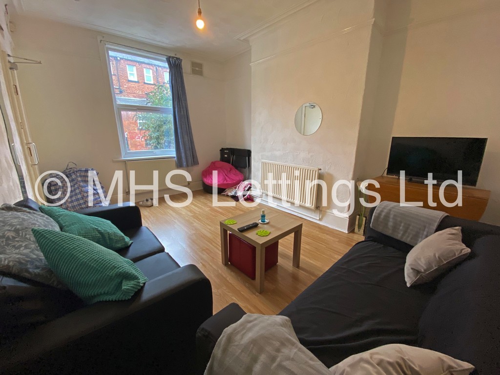 Photo of 6 Bedroom Mid Terraced House in 27 Royal Park Terrace, Leeds, LS6 1EX