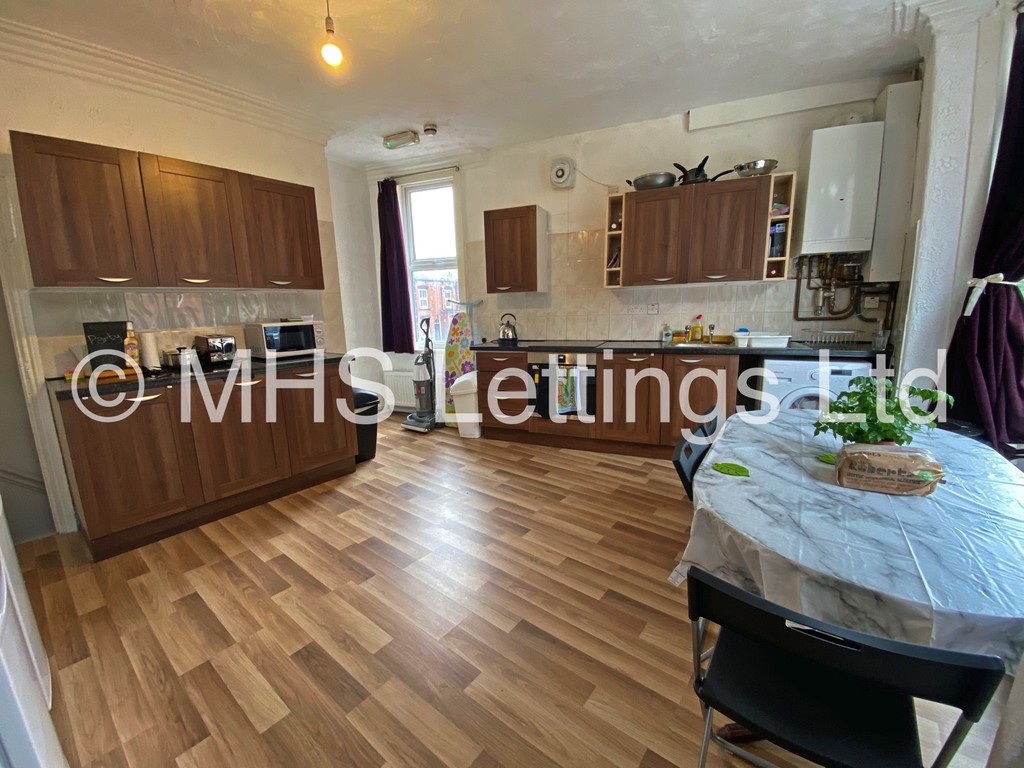 Photo of 6 Bedroom Mid Terraced House in 27 Royal Park Terrace, Leeds, LS6 1EX