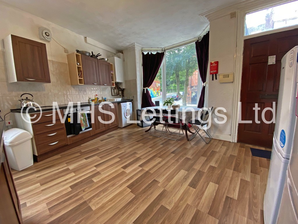 Photo of 6 Bedroom Mid Terraced House in 27 Royal Park Terrace, Leeds, LS6 1EX