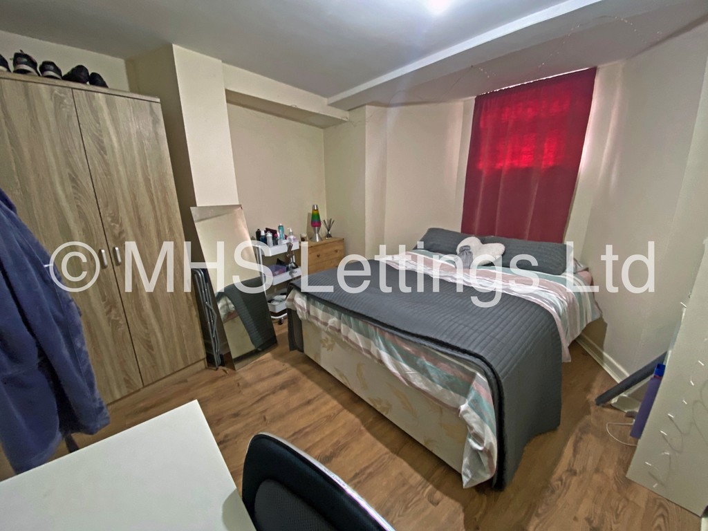 Photo of 6 Bedroom Mid Terraced House in 27 Royal Park Terrace, Leeds, LS6 1EX