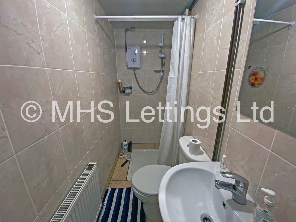 Photo of 6 Bedroom Mid Terraced House in 27 Royal Park Terrace, Leeds, LS6 1EX