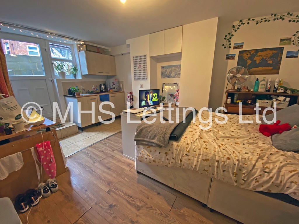 Photo of 6 Bedroom Mid Terraced House in 27 Royal Park Terrace, Leeds, LS6 1EX