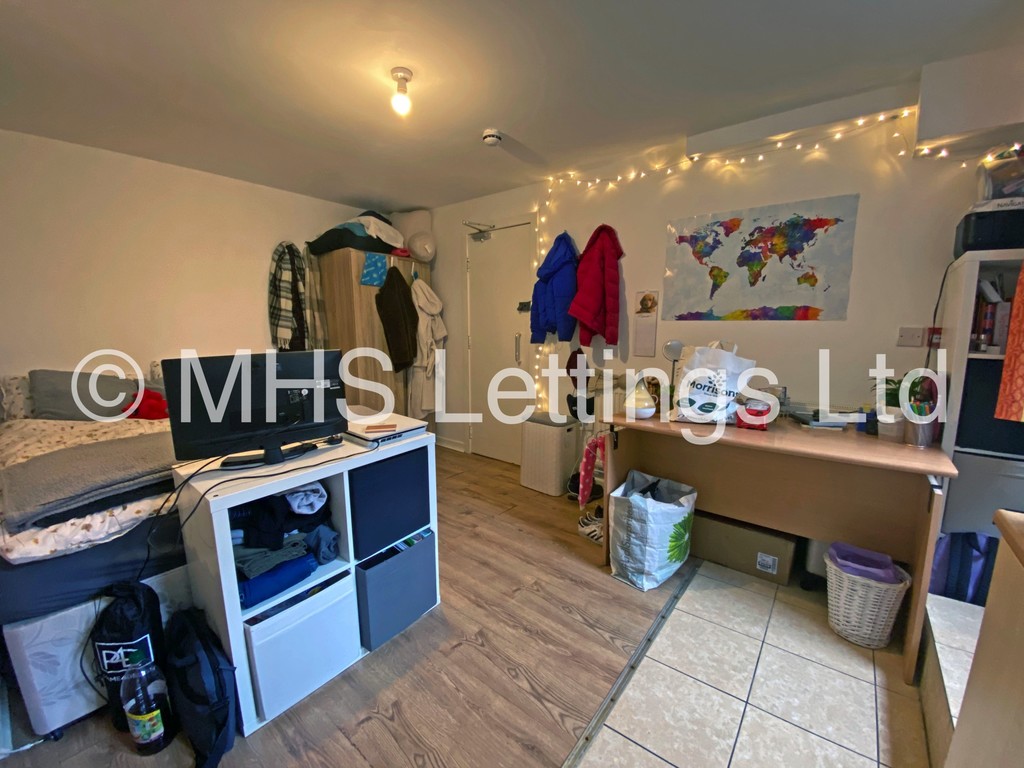 Photo of 6 Bedroom Mid Terraced House in 27 Royal Park Terrace, Leeds, LS6 1EX
