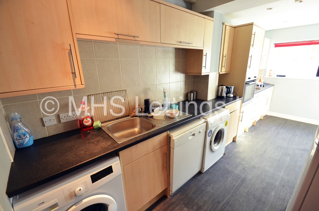 Photo of 4 Bedroom Semi-Detached House in 4 Derwentwater Terrace, Leeds, LS6 3JL