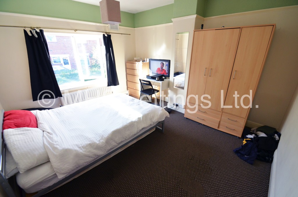 Photo of 4 Bedroom Semi-Detached House in 4 Derwentwater Terrace, Leeds, LS6 3JL