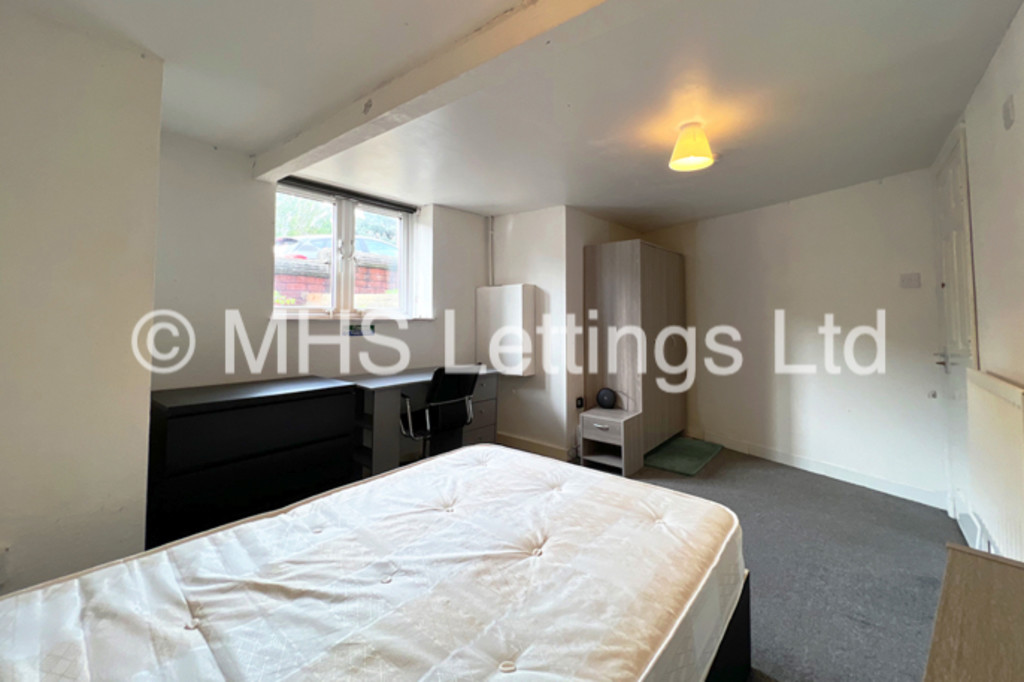 Photo of 6 Bedroom End Terraced House in 19 Raven Road, Leeds, LS6 1DA