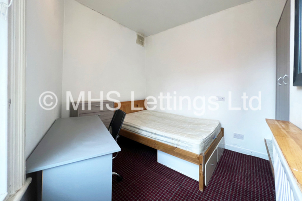 Photo of 6 Bedroom End Terraced House in 19 Raven Road, Leeds, LS6 1DA