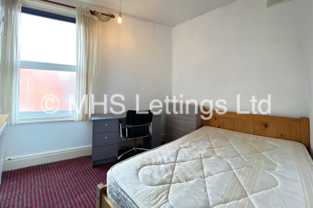 Photo of 6 Bedroom End Terraced House in 19 Raven Road, Leeds, LS6 1DA
