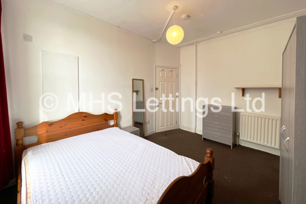 Photo of 6 Bedroom End Terraced House in 19 Raven Road, Leeds, LS6 1DA