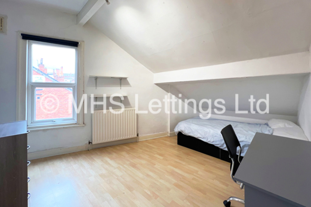 Photo of 6 Bedroom End Terraced House in 19 Raven Road, Leeds, LS6 1DA