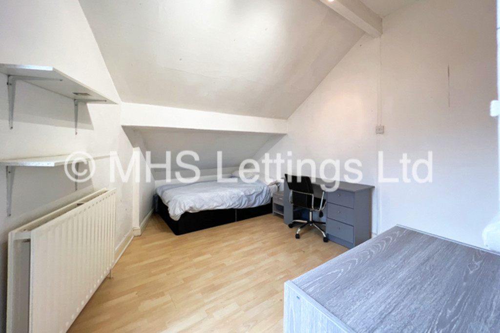 Photo of 6 Bedroom End Terraced House in 19 Raven Road, Leeds, LS6 1DA
