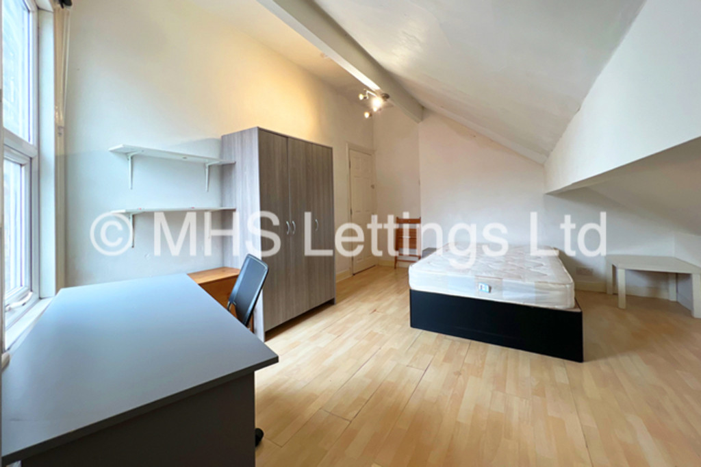 Photo of 6 Bedroom End Terraced House in 19 Raven Road, Leeds, LS6 1DA