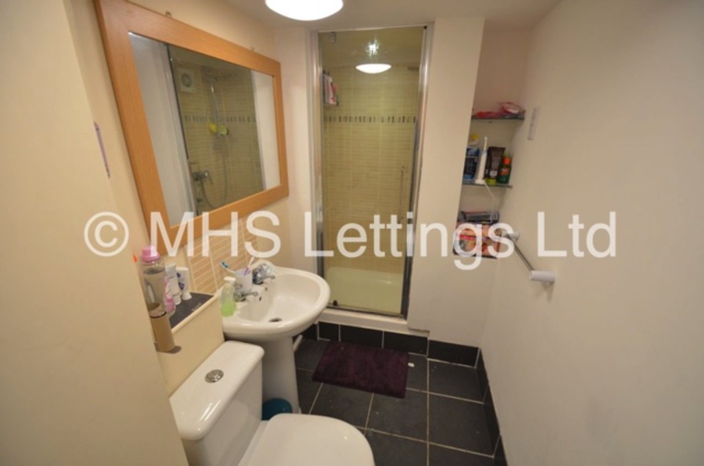 Photo of 6 Bedroom End Terraced House in 19 Raven Road, Leeds, LS6 1DA