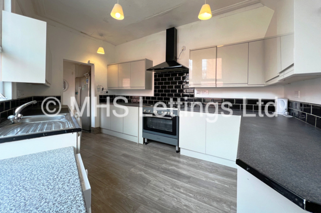 Photo of 6 Bedroom End Terraced House in 19 Raven Road, Leeds, LS6 1DA