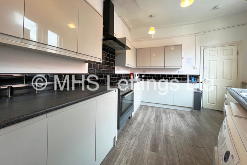 Photo of 6 Bedroom End Terraced House in 19 Raven Road, Leeds, LS6 1DA