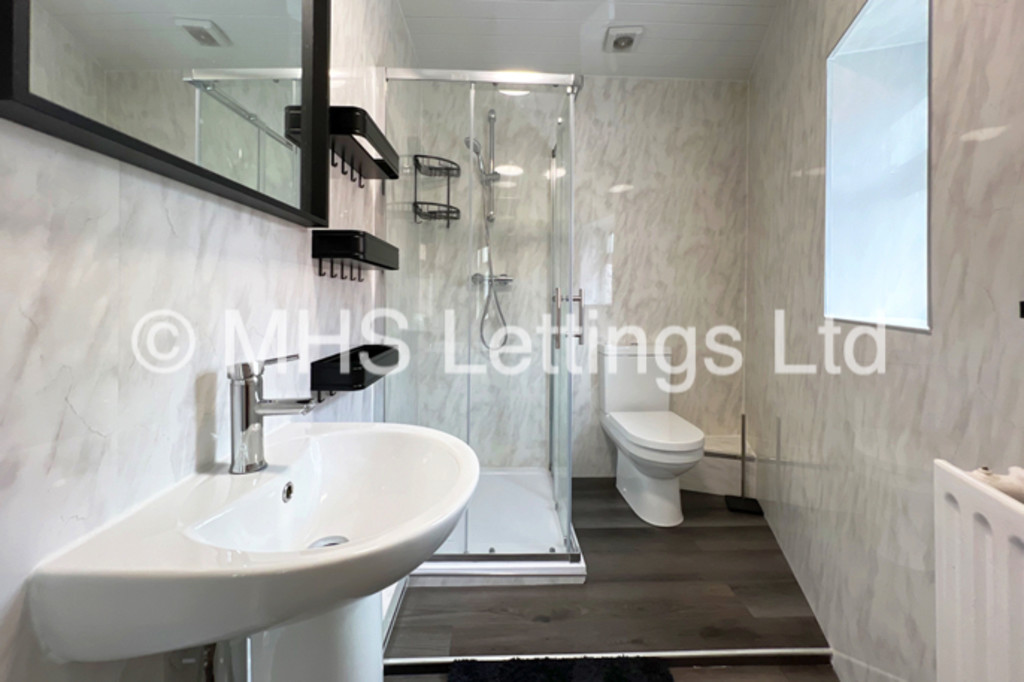 Photo of 6 Bedroom End Terraced House in 19 Raven Road, Leeds, LS6 1DA