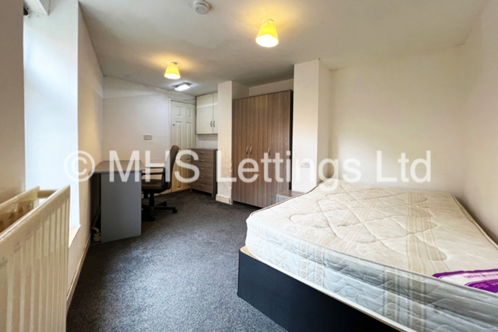 Photo of 6 Bedroom End Terraced House in 19 Raven Road, Leeds, LS6 1DA