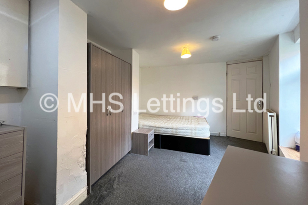 Photo of 6 Bedroom End Terraced House in 19 Raven Road, Leeds, LS6 1DA