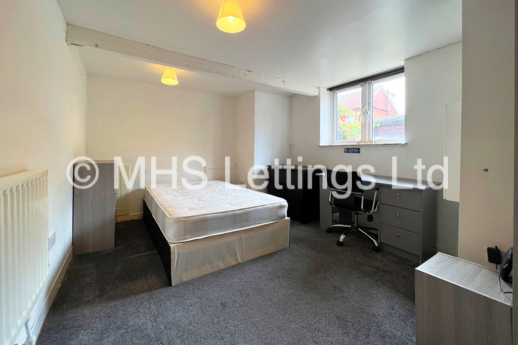 Photo of 6 Bedroom End Terraced House in 19 Raven Road, Leeds, LS6 1DA
