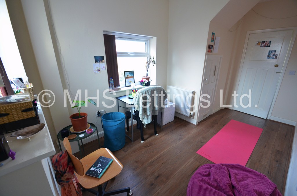 Photo of 3 Bedroom Semi-Detached House in 130 Eden Crescent, Leeds, LS4 2TR