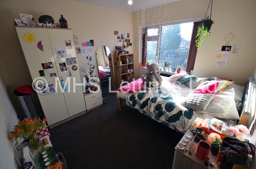 Photo of 3 Bedroom Semi-Detached House in 130 Eden Crescent, Leeds, LS4 2TR
