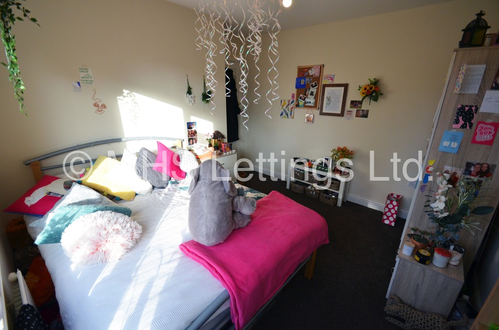 Photo of 3 Bedroom Semi-Detached House in 130 Eden Crescent, Leeds, LS4 2TR