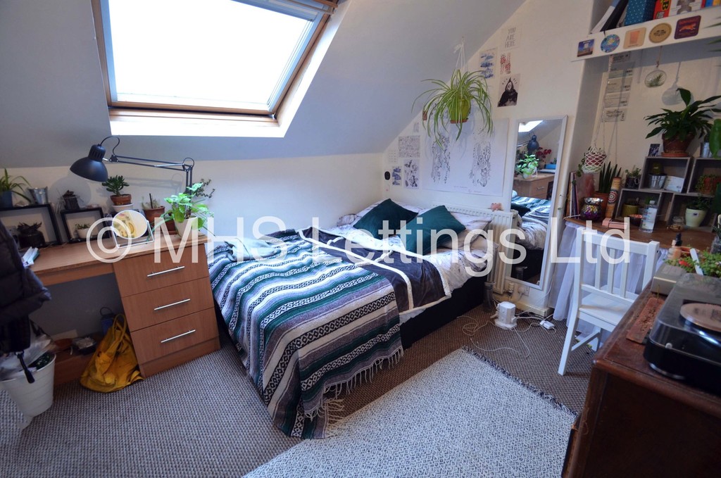 Photo of 7 Bedroom Mid Terraced House in 8 Norwood Terrace, Leeds, LS6 1EA