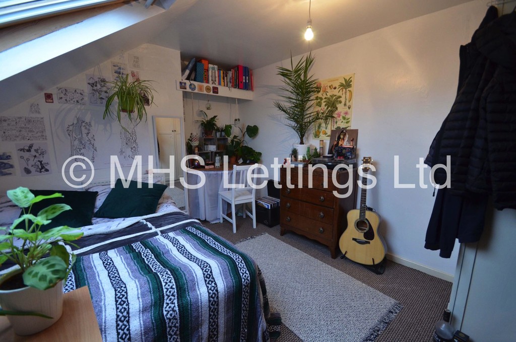 Photo of 7 Bedroom Mid Terraced House in 8 Norwood Terrace, Leeds, LS6 1EA