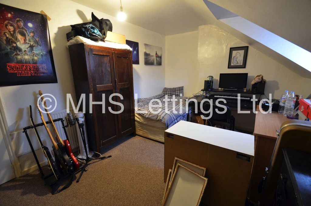 Photo of 7 Bedroom Mid Terraced House in 8 Norwood Terrace, Leeds, LS6 1EA