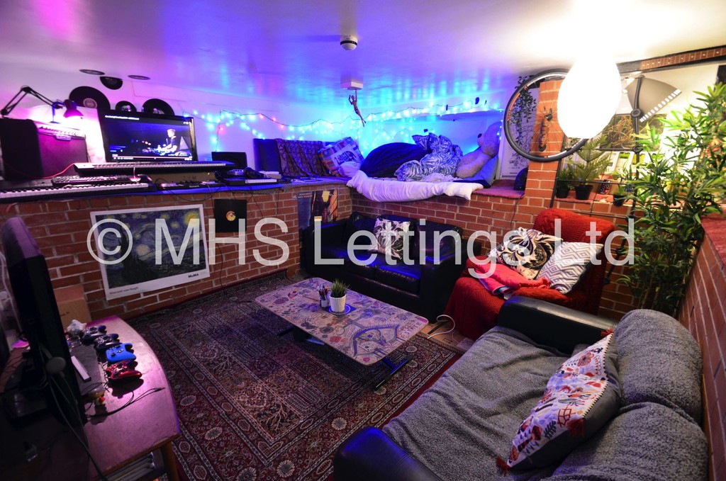 Photo of 7 Bedroom Mid Terraced House in 8 Norwood Terrace, Leeds, LS6 1EA