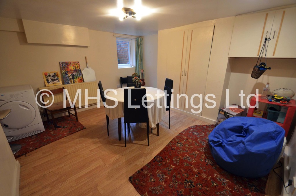 Photo of 7 Bedroom Mid Terraced House in 8 Norwood Terrace, Leeds, LS6 1EA