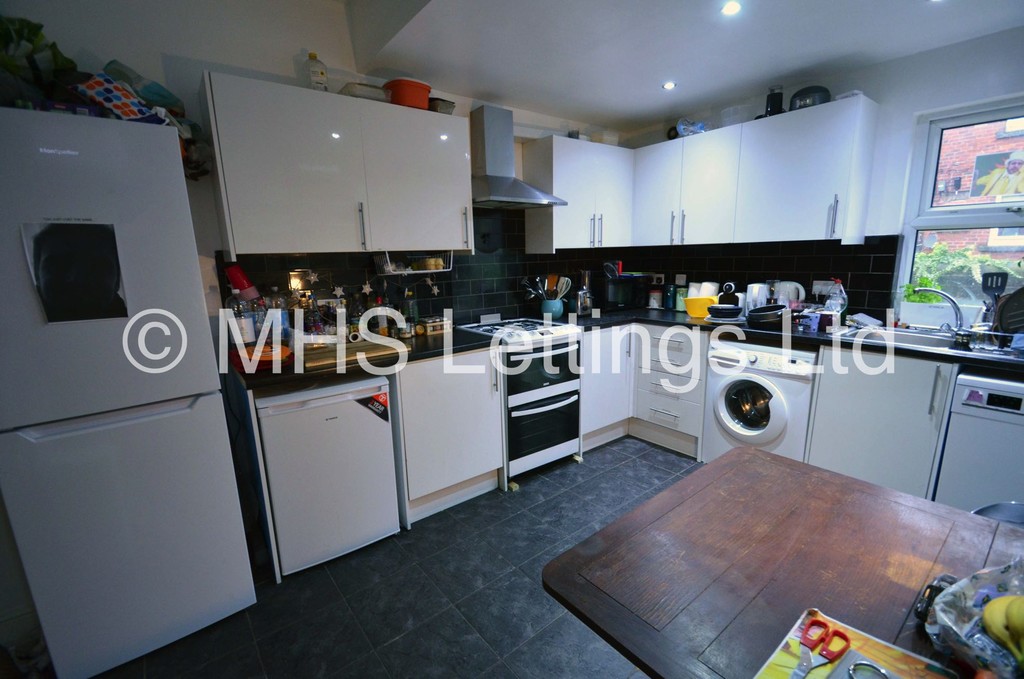 Photo of 7 Bedroom Mid Terraced House in 8 Norwood Terrace, Leeds, LS6 1EA