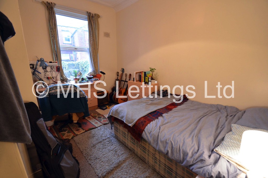 Photo of 7 Bedroom Mid Terraced House in 8 Norwood Terrace, Leeds, LS6 1EA