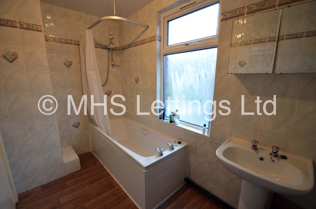 Photo of 7 Bedroom Mid Terraced House in 8 Norwood Terrace, Leeds, LS6 1EA
