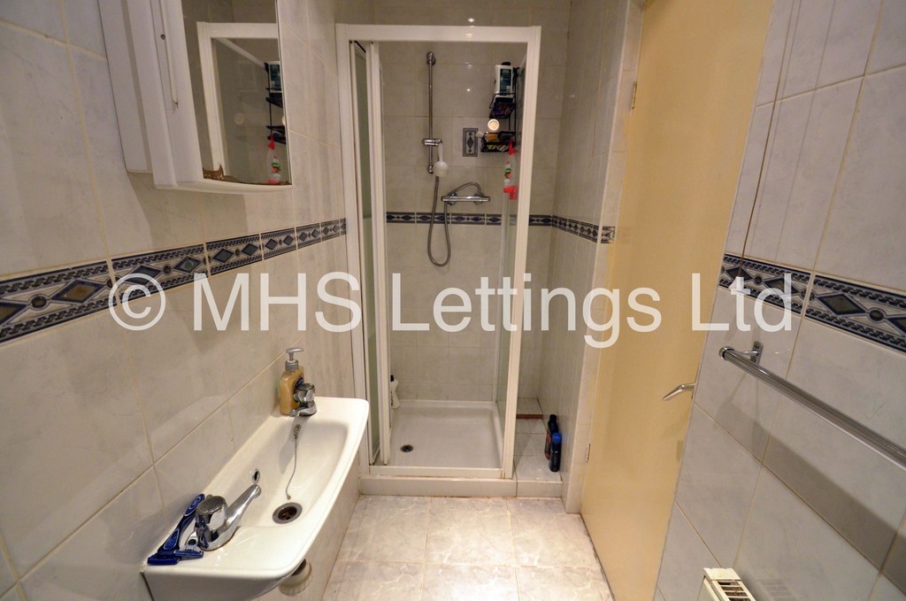 Photo of 7 Bedroom Mid Terraced House in 8 Norwood Terrace, Leeds, LS6 1EA