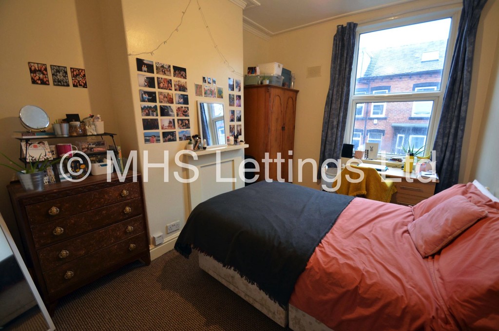 Photo of 7 Bedroom Mid Terraced House in 8 Norwood Terrace, Leeds, LS6 1EA