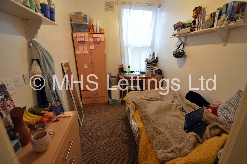 Photo of 7 Bedroom Mid Terraced House in 8 Norwood Terrace, Leeds, LS6 1EA