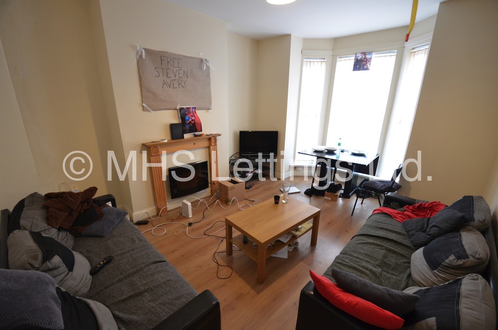 Photo of 5 Bedroom Mid Terraced House in 248 Cardigan Road, Leeds, LS6 1QL