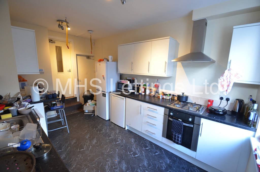 Photo of 5 Bedroom Mid Terraced House in 248 Cardigan Road, Leeds, LS6 1QL
